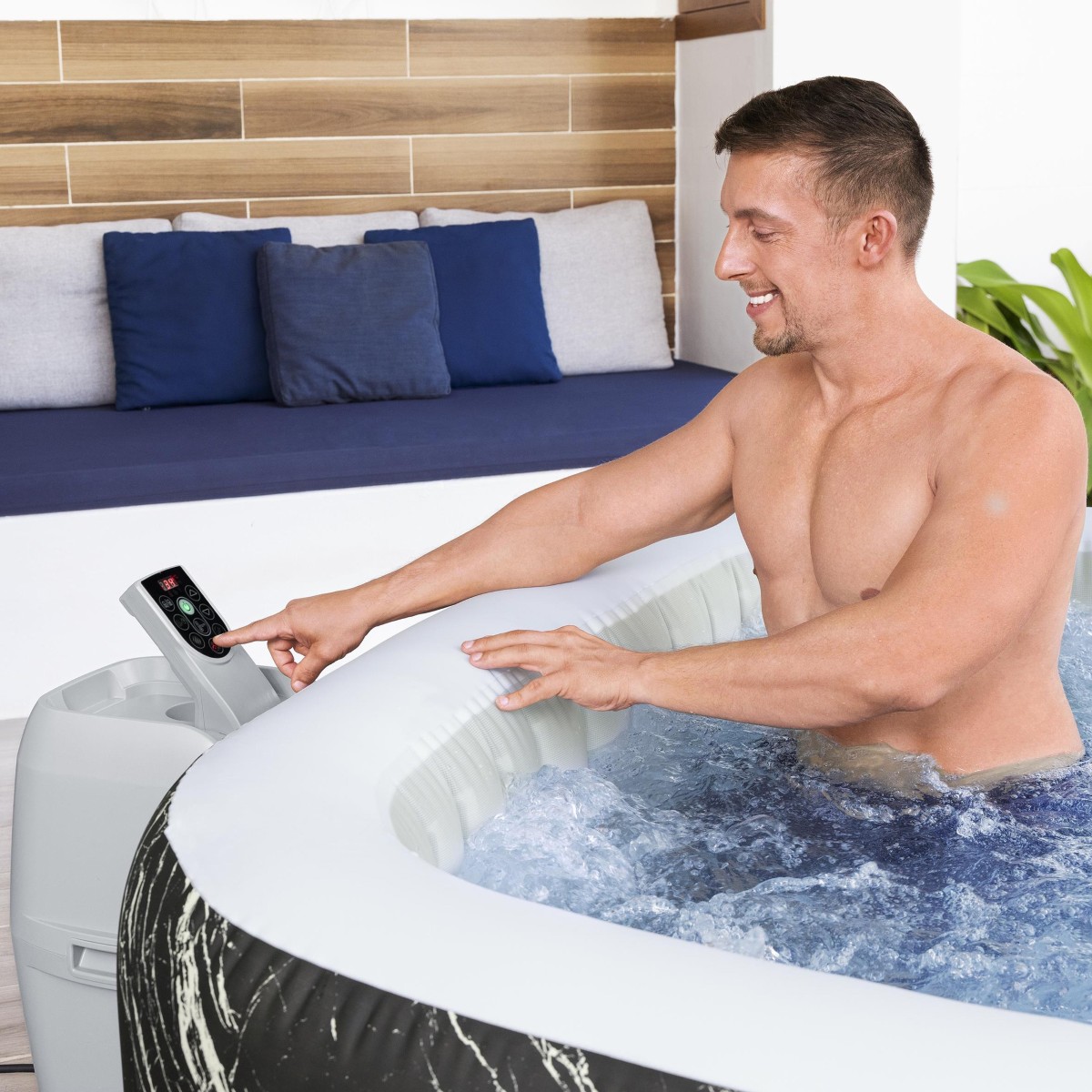 Mężczyzna sterujący pilotem jacuzzi.